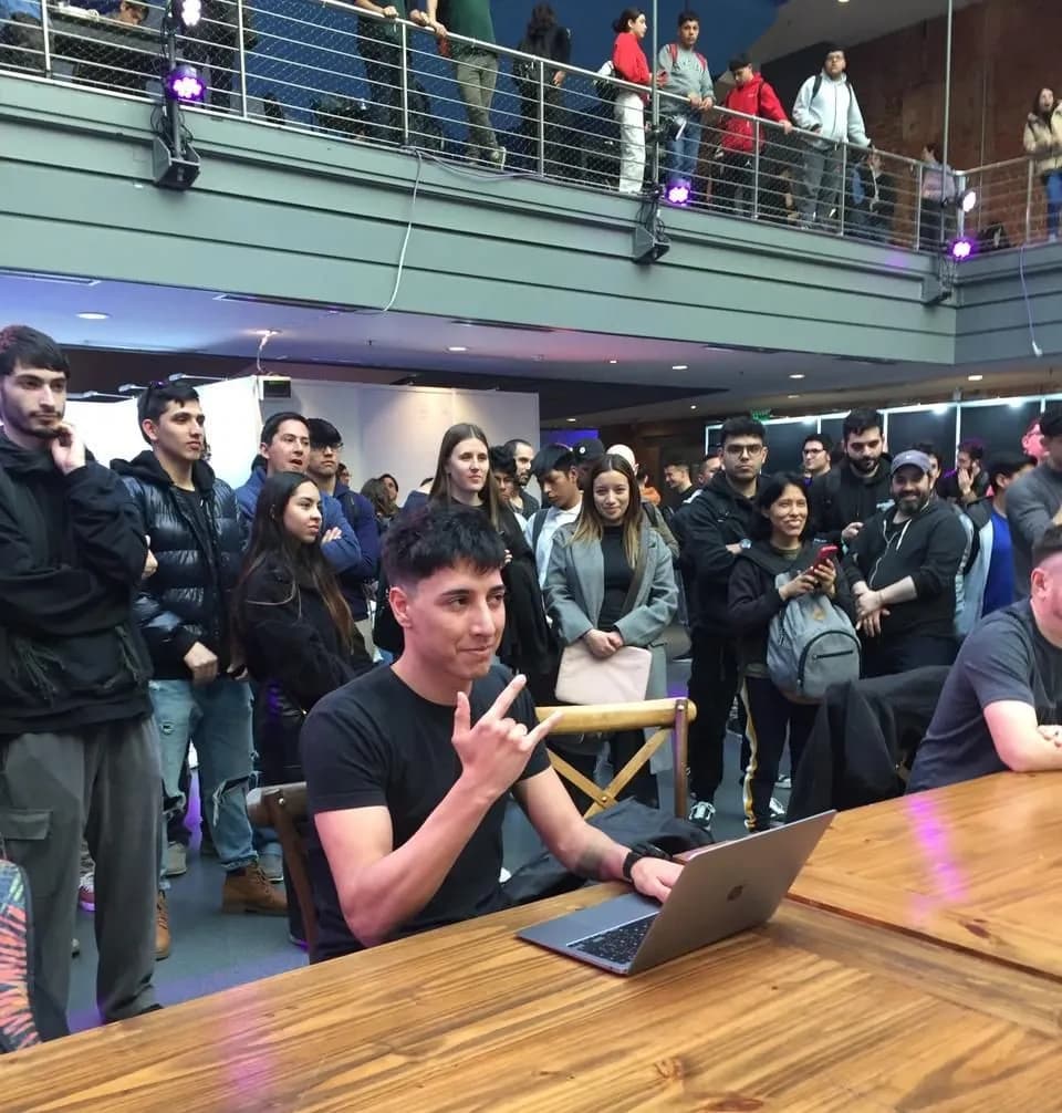 Fabián con su notebook en un evento de programación