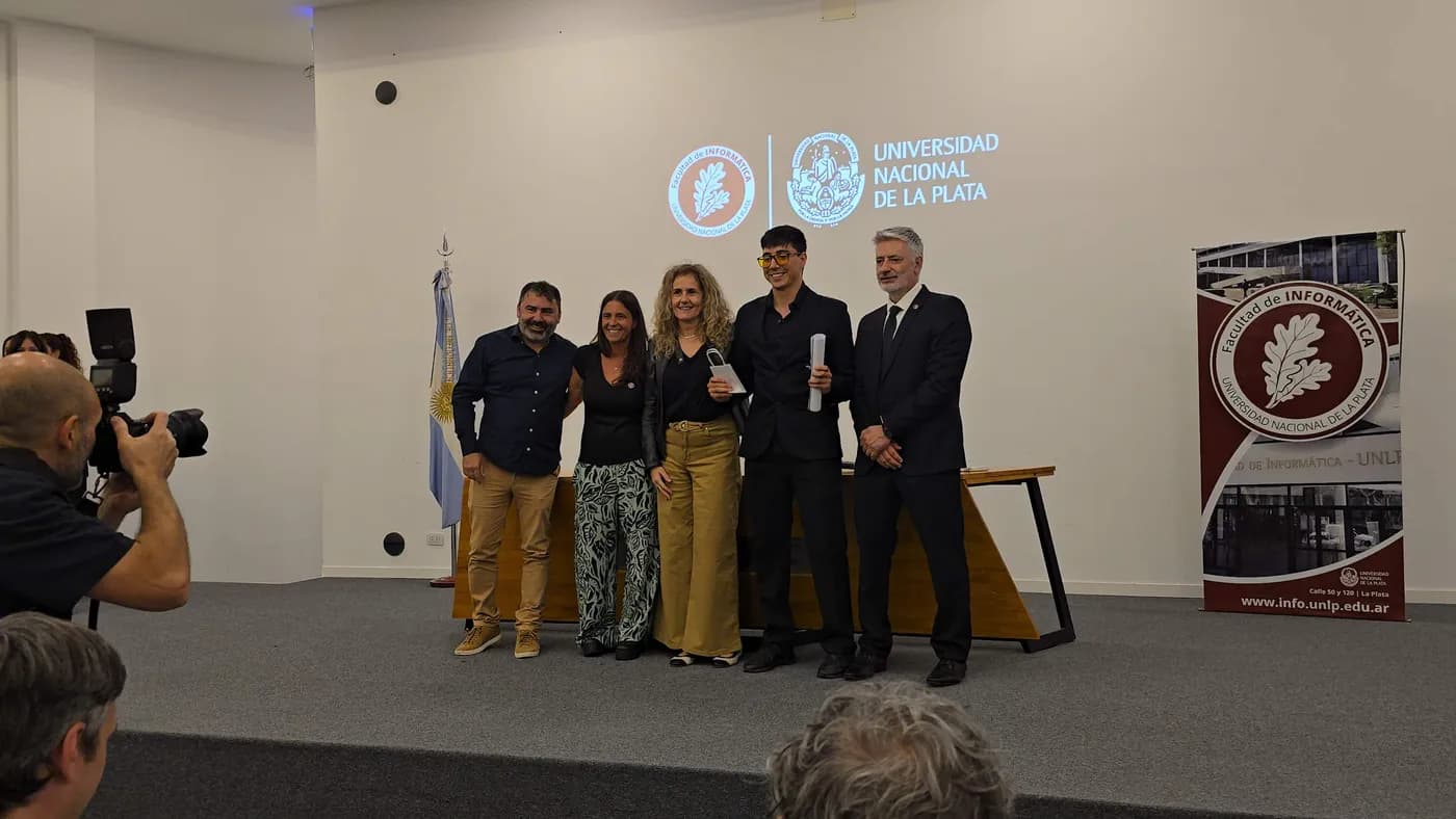 Fabián recibiendo su diploma de Analista Programador Universitario