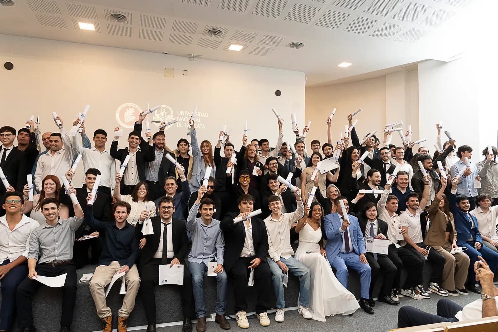 Egresados 2025 de la Facultad de Informática (UNLP) con sus diplomas en alto
