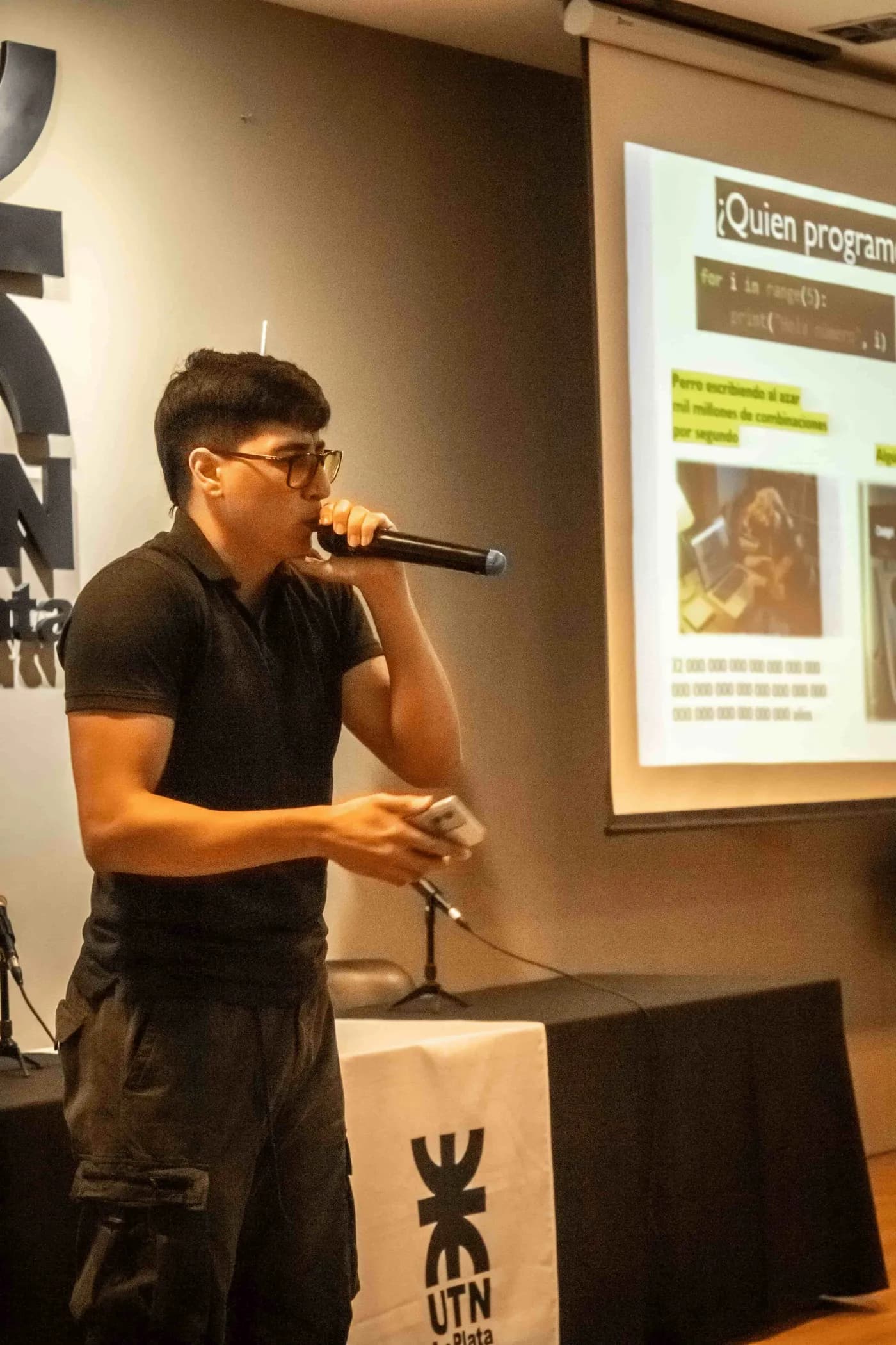 Fabián dando una charla en la UTN La Plata