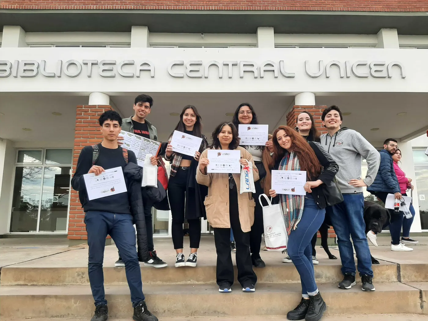 Grupo de estudiantes con sus certificados